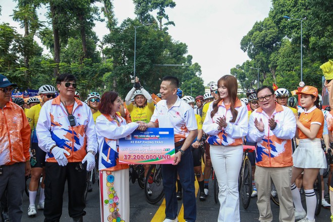 NewZround: Cuộc đua xe đạp phong trào làm nóng đường đua sáng ngày 30/4 tại TP. Hồ Chí Minh - Ảnh 6.