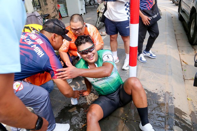 Khoảnh khắc đẹp Chặng 2: Vòng đua từ Việt Trì - Vĩnh Yên - Đông Anh - Ảnh 14.