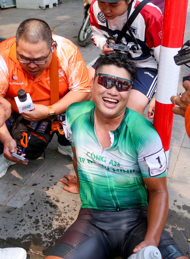 Khoảnh khắc đẹp Chặng 2: Vòng đua từ Việt Trì - Vĩnh Yên - Đông Anh - Ảnh 13.