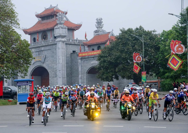 Khoảnh khắc đẹp Chặng 2: Vòng đua từ Việt Trì - Vĩnh Yên - Đông Anh - Ảnh 2.