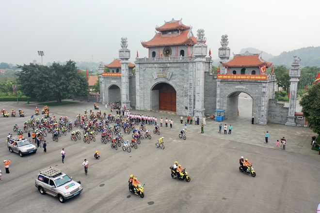 Khoảnh khắc đẹp Chặng 2: Vòng đua từ Việt Trì - Vĩnh Yên - Đông Anh - Ảnh 1.