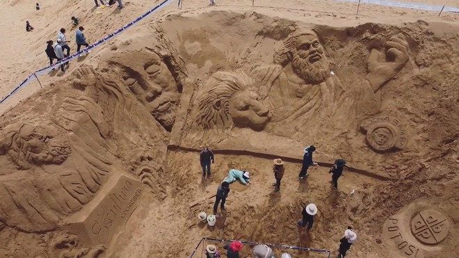 Kể chuyện Kinh thánh qua những tác phẩm điêu khắc cát - Ảnh 4.