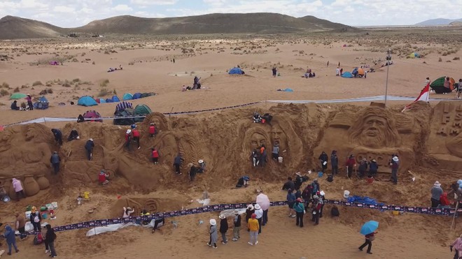 Kể chuyện Kinh thánh qua những tác phẩm điêu khắc cát - Ảnh 1.