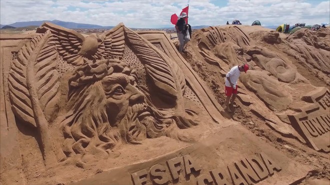 Kể chuyện Kinh thánh qua những tác phẩm điêu khắc cát - Ảnh 2.