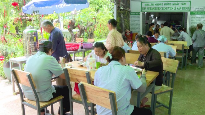 “Nhà ăn hạnh phúc”: Hơn 5 năm trao ngàn bữa cơm 0 đồng - Ảnh 3.