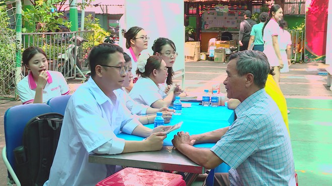 TP. Hồ Chí Minh đẩy mạnh khám chữa bệnh lưu động, đưa y tế cơ sở đến gần dân hơn - Ảnh 4.