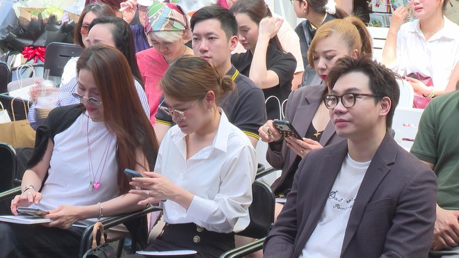 SHCT: "Vì thế giới này cần bạn" - Liều thuốc chữa lành giữa dòng đời vội vã- Ảnh 5. SHCT: "Vì thế giới này cần bạn" - Liều thuốc chữa lành giữa dòng đời vội vã- Ảnh 5.