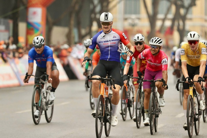 Chặng 3 Cúp Truyền hình: màn "xé" Áo Vàng ngoạn mục của Zachary Patrick Patterson - Ảnh 8.