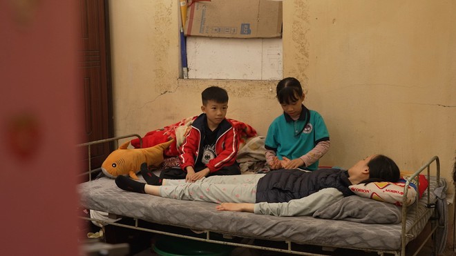 Mái ấm gia đình Việt: Minh Ngọc chăm mẹ liệt nửa người, phụ ngoại nuôi ba em nhỏ - Ảnh 2.