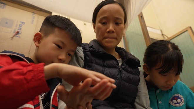 Mái ấm gia đình Việt: Minh Ngọc chăm mẹ liệt nửa người, phụ ngoại nuôi ba em nhỏ - Ảnh 4.