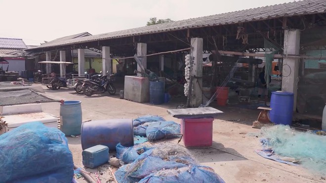 Giá nhiên liệu tăng cao, nhiều tàu đánh bắt hải sản Thái Lan phải nằm bờ - Ảnh 3.