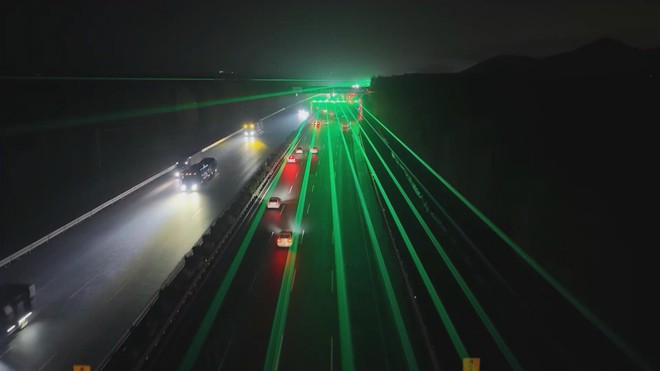 Trung Quốc: Lắp đèn nhiều màu chống ngủ gật trên cao tốc - Ảnh 1.