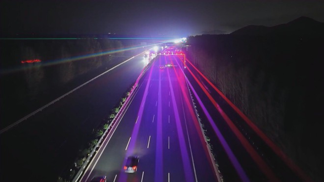 Trung Quốc: Lắp đèn nhiều màu chống ngủ gật trên cao tốc - Ảnh 2.