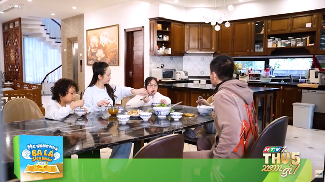 "Mẹ vắng nhà, Ba là siêu nhân" - 21g thứ Năm (9/4) trên HTV7 - Ảnh 2.