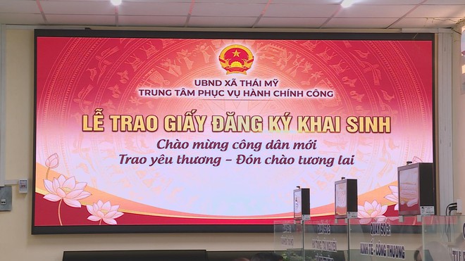 Trẻ đăng ký khai sinh đúng hạn được nhận quà và thư chúc mừng - Ảnh 1.