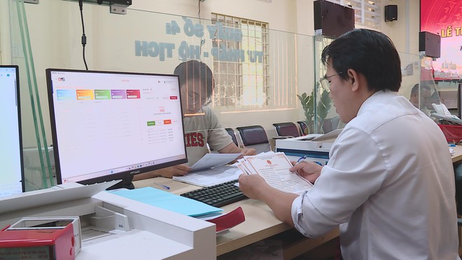 Trẻ đăng ký khai sinh đúng hạn được nhận quà và thư chúc mừng - Ảnh 2.