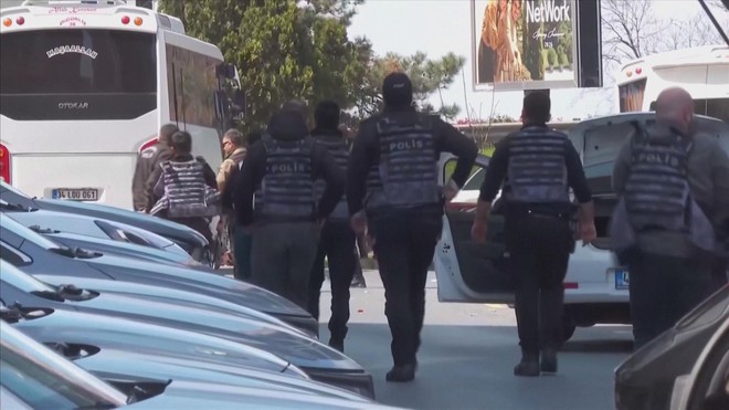 Thổ Nhĩ Kỳ thông tin về vụ nổ súng bên ngoài lãnh sự quán Israel ở Istanbul - Ảnh 3.