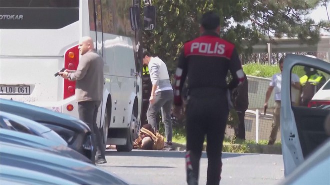 Thổ Nhĩ Kỳ thông tin về vụ nổ súng bên ngoài lãnh sự quán Israel ở Istanbul - Ảnh 4.