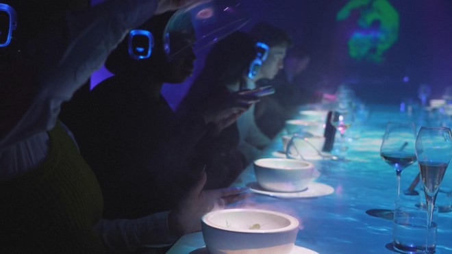 Anh: Trải nghiệm bữa ăn đa giác quan tại nhà hàng ở Luân Đôn - Ảnh 2.