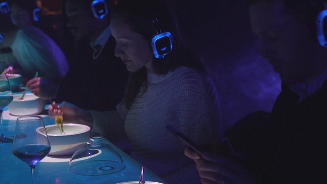 Anh: Trải nghiệm bữa ăn đa giác quan tại nhà hàng ở Luân Đôn - Ảnh 3.