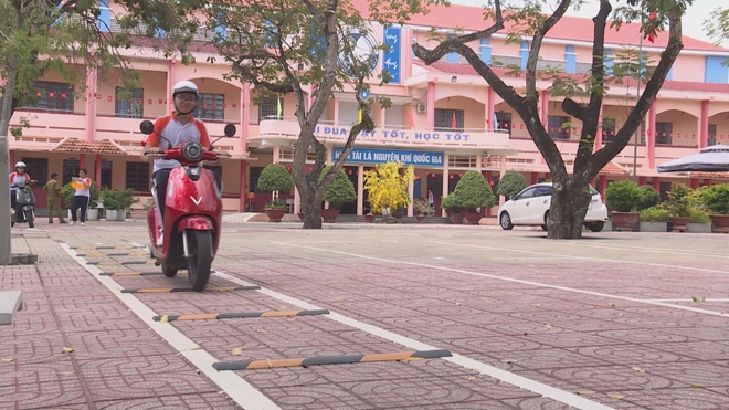 Học sinh TP. Hồ Chí Minh nâng cao ý thức tham gia giao thông an toàn - Ảnh 1.
