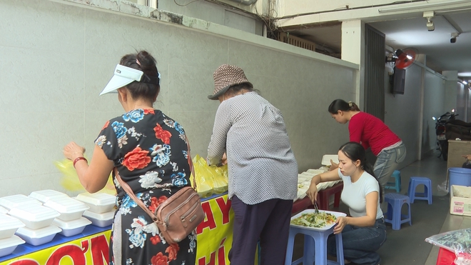 7 năm bền bỉ những suất cơm nghĩa tình giữa lòng thành phố- Ảnh 3.