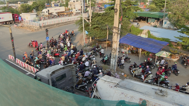 Gỡ vướng mặt bằng, tăng tốc thi công nút giao Mỹ Thủy- Ảnh 1.