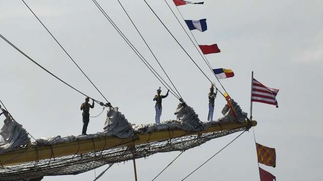Chuyến thăm hữu nghị của tàu huấn luyện Hải quân Indonesia Kri Bima Suci tới TP. Hồ Chí Minh- Ảnh 2. Chuyến thăm hữu nghị của tàu huấn luyện Hải quân Indonesia Kri Bima Suci tới TP. Hồ Chí Minh- Ảnh 2.