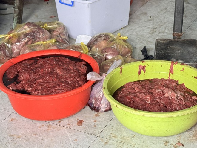Khởi tố 2 đối tượng "phù phép" thịt heo nái thành thịt bò, thu lợi bất chính hơn 9 tỷ đồng - Ảnh 6.