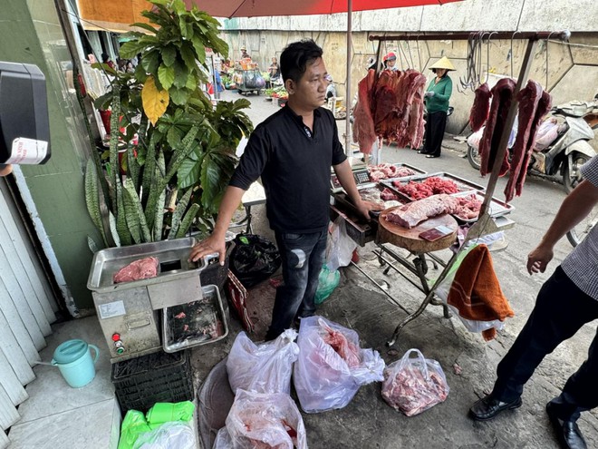 Khởi tố 2 đối tượng "phù phép" thịt heo nái thành thịt bò, thu lợi bất chính hơn 9 tỷ đồng - Ảnh 1.