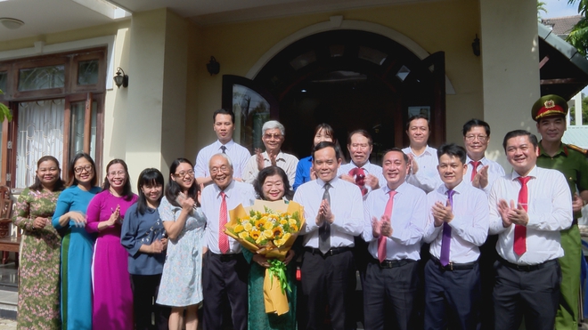 Bí thư Thành ủy TP. Hồ Chí Minh Trần Lưu Quang trao huy hiệu Đảng cho đồng chí Trương Mỹ Hoa - Ảnh 2.