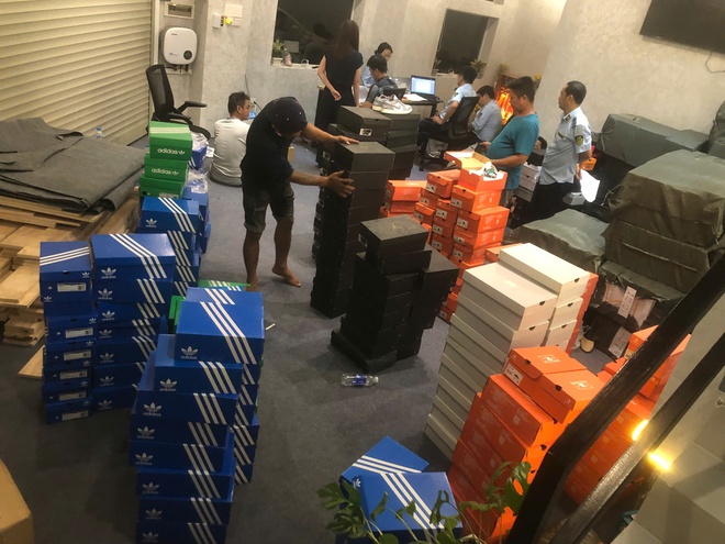 Triệt phá kho hàng nghìn đôi giày giả mạo nhãn hiệu tại TP. Hồ Chí Minh, đối tượng thu lợi hơn 3,5 tỷ đồng - Ảnh 4.