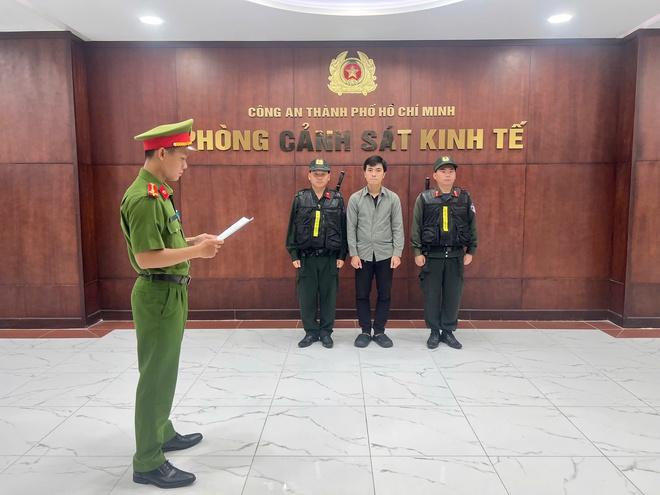 Triệt phá kho hàng nghìn đôi giày giả mạo nhãn hiệu tại TP. Hồ Chí Minh, đối tượng thu lợi hơn 3,5 tỷ đồng - Ảnh 1.