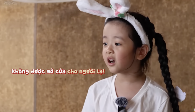 "Mẹ vắng nhà, ba là siêu nhân" Mùa 5 | Tập 7: Thử thách "Người lạ gõ cửa" và những bài học an toàn đầu đời - Ảnh 4.