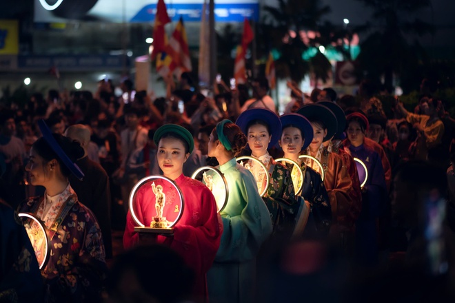 Hàng ngàn người dân TP.HCM đổ về xem lễ rước Phật mừng Đại lễ Phật đản - Ảnh 2.
