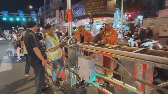60 Giây ngày 26/5/2026 | TP. Hồ Chí Minh lắp dải phân cách tự động dùng năng lượng mặt trời trên đường Cộng Hòa - Ảnh 3.