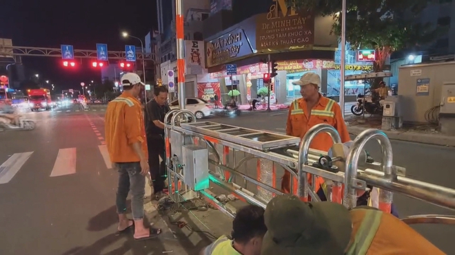 60 Giây ngày 26/5/2026 | TP. Hồ Chí Minh lắp dải phân cách tự động dùng năng lượng mặt trời trên đường Cộng Hòa - Ảnh 2.