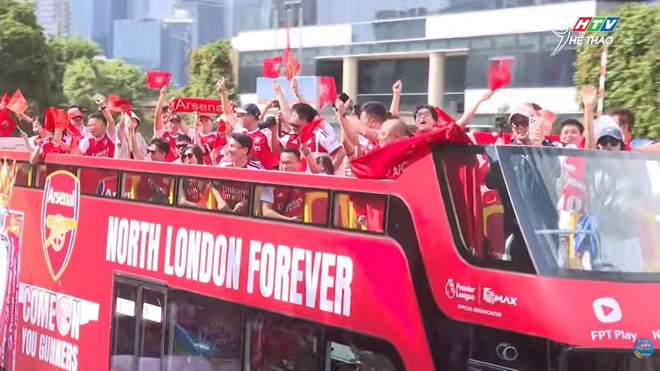 Fan Việt vỡ òa khi Arsenal vô địch Ngoại hạng Anh sau 22 năm- Ảnh 2. Fan Việt vỡ òa khi Arsenal vô địch Ngoại hạng Anh sau 22 năm- Ảnh 2.