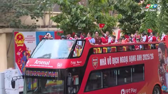 Fan Việt vỡ òa khi Arsenal vô địch Ngoại hạng Anh sau 22 năm- Ảnh 1. Fan Việt vỡ òa khi Arsenal vô địch Ngoại hạng Anh sau 22 năm- Ảnh 1.
