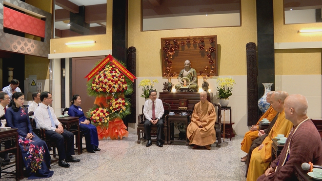 Chủ tịch Quốc hội Trần Thanh Mẫn thăm, chúc mừng Đại lễ Phật đản - Ảnh 1.
