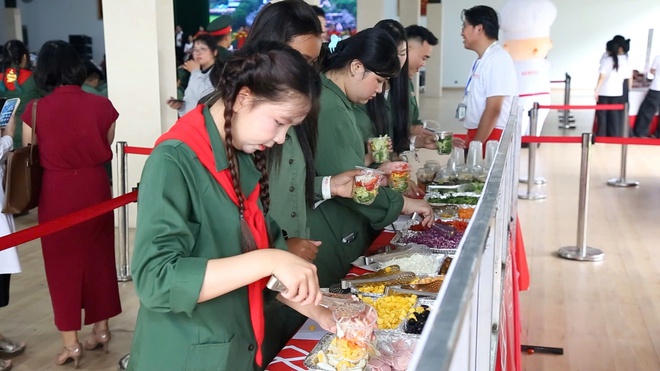 “Salad First”: Sôi nổi chuỗi trải nghiệm dinh dưỡng đột phá tại Trường Quân sự Quân khu 7 - Ảnh 3.