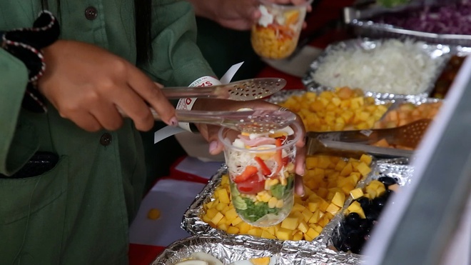 “Salad First”: Sôi nổi chuỗi trải nghiệm dinh dưỡng đột phá tại Trường Quân sự Quân khu 7 - Ảnh 1.