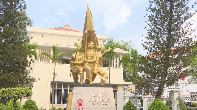 Chủ tịch Quốc hội Trần Thanh Mẫn dâng hương tại Di tích lịch sử văn hóa quốc gia Dinh quận Hóc Môn - Ảnh 1.