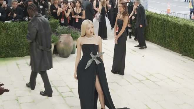 Met Gala 2026: Dàn sao hóa thân thành các tác phẩm nghệ thuật - Ảnh 2.