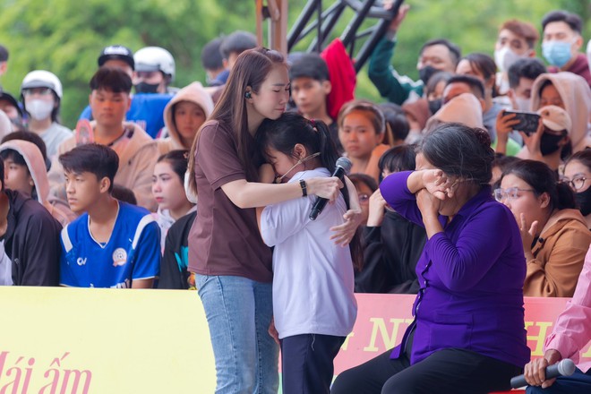 Thanh Thảo kể chuyện "Mái ấm gia đình Việt" để dạy con về lòng trắc ẩn- Ảnh 12.