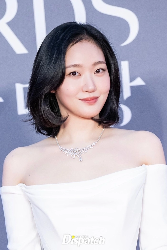 Loạt sao Hàn đình đám đổ bộ thảm đỏ Baeksang 2026 - Ảnh 4.