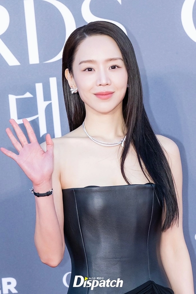 Loạt sao Hàn đình đám đổ bộ thảm đỏ Baeksang 2026 - Ảnh 7.