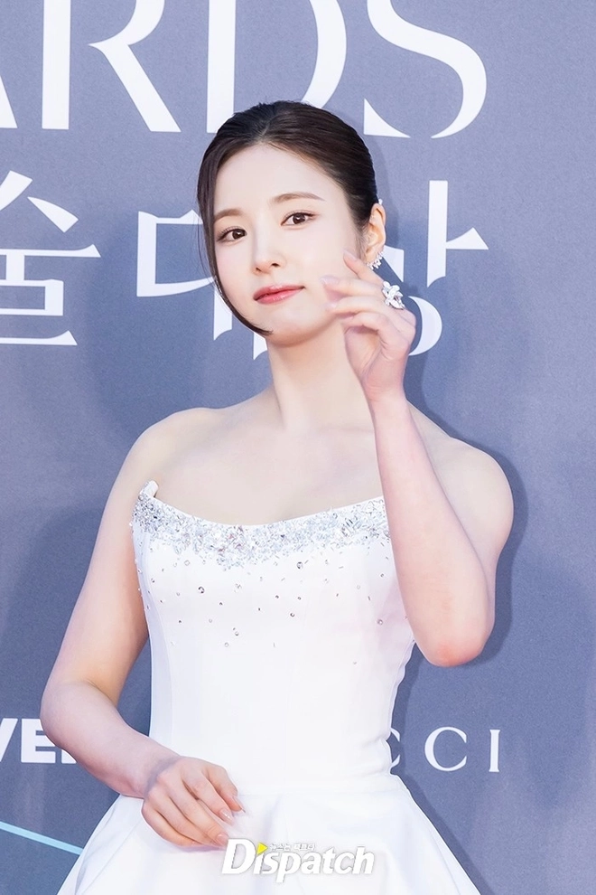 Loạt sao Hàn đình đám đổ bộ thảm đỏ Baeksang 2026 - Ảnh 5.
