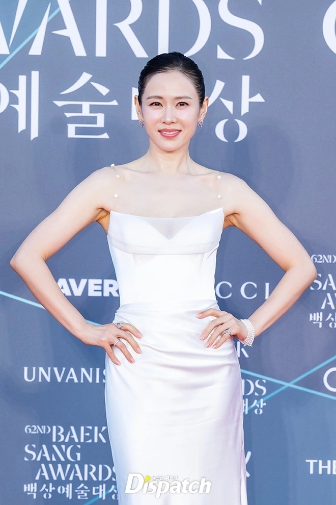 Loạt sao Hàn đình đám đổ bộ thảm đỏ Baeksang 2026 - Ảnh 2.