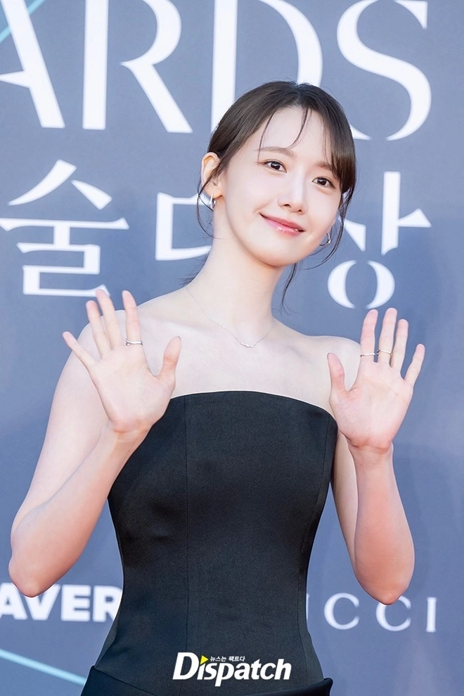 Loạt sao Hàn đình đám đổ bộ thảm đỏ Baeksang 2026 - Ảnh 6.